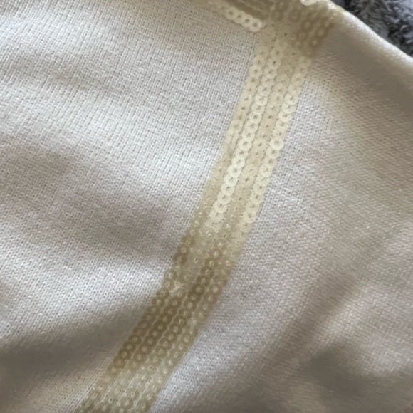 Guess Sweater New with out tags - Picture 7 of 8